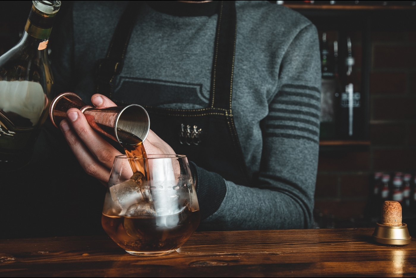 Domowy bar z częściowo niestandardowymi szafkami