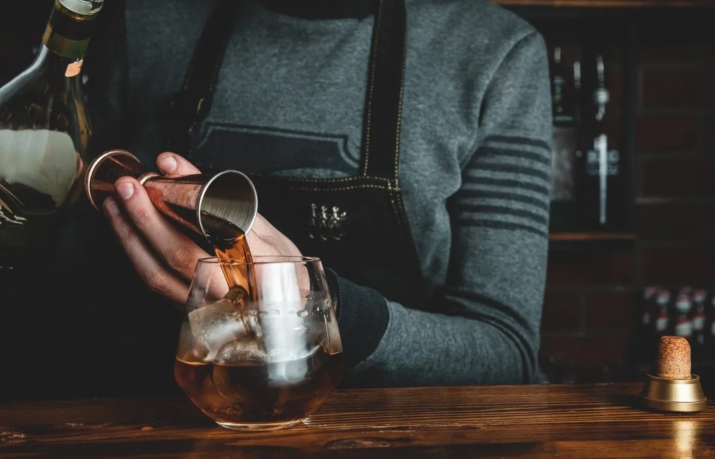 Domowy bar z częściowo niestandardowymi szafkami